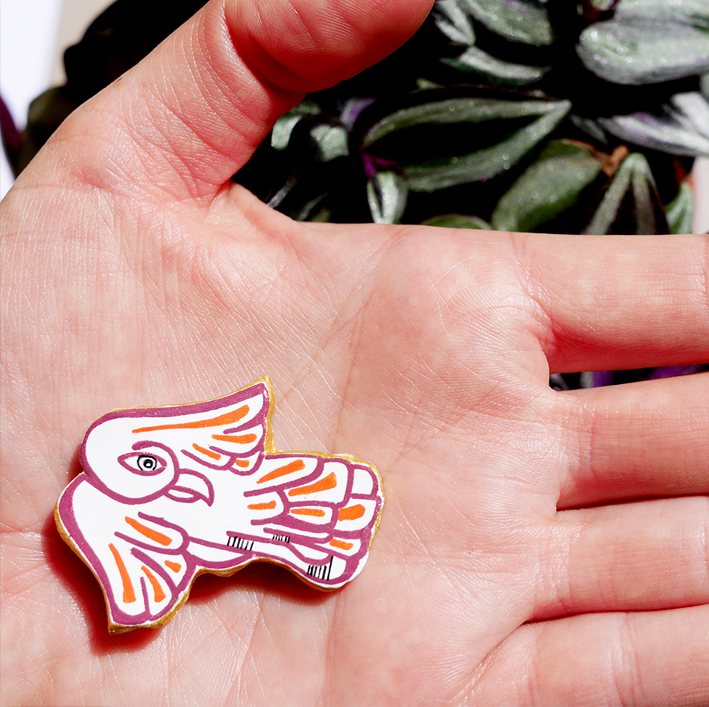 broche oiseau dans la main